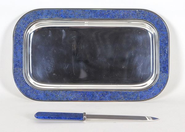 Piccolo vassoio portaposta in argento Titolo 925 con tagliacarte, bordo e manico rivestiti in pietra dura blu (2 pz), gr. 620 circa