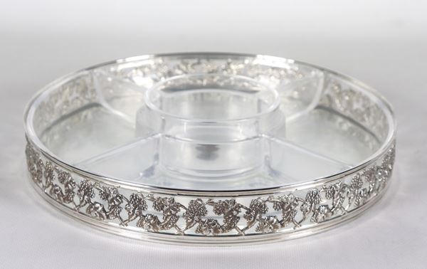 Antipastiera tonda con bordo in argento Titolo 925 sbalzato a grappoli d'uva e fondo a specchio, all'interno cinque vaschette in cristallo
