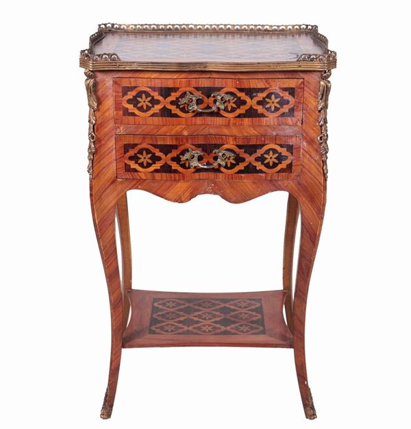 Comodino francese in bois de rose ed ebano viola, interamente intarsiato a motivi di rombi intrecciati e fiori, due tiretti e quattro gambe ricurve riunite da pianetto sottostante