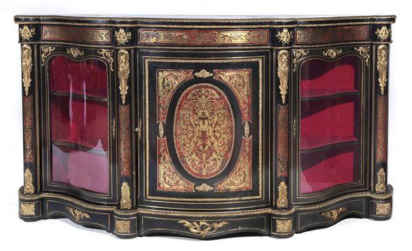 French servant Napoleon III (1852-1870) with a curved and rounded shape, with Boulle-style inlays in gilt metal and bronze. Central door with medallion and two side glass doors, rich gilded and chiselled bronze trimmings with masks, fauns, floral scrolls and acanthus leaves