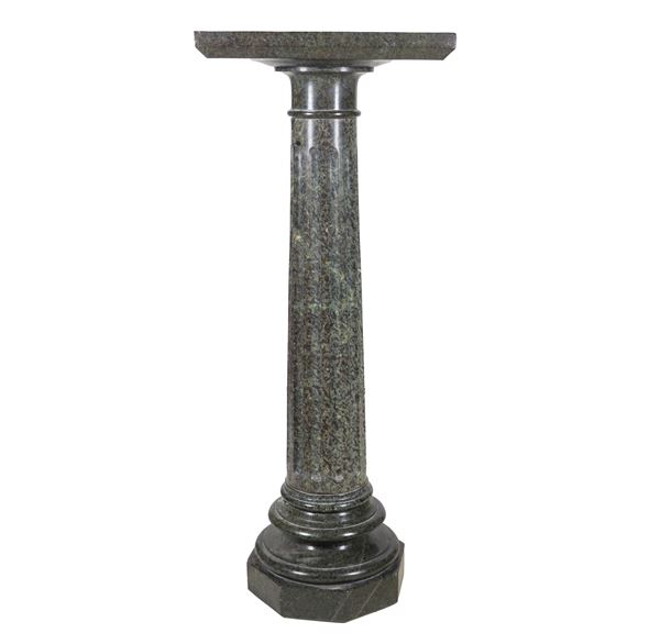 Fluted column in green Alpine marble, with rectangular upper capital and round lower capital