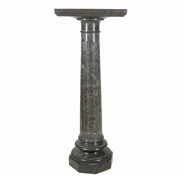 Fluted column in green Alpine marble, with rectangular upper capital and round lower capital