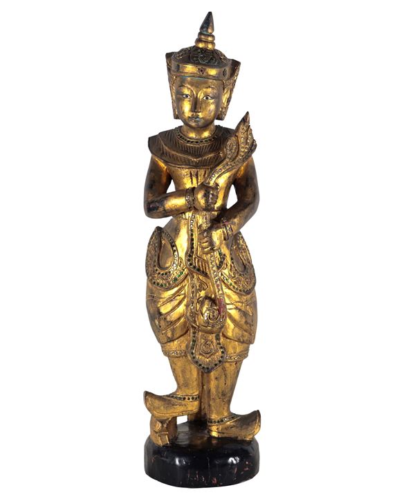 "Divinità orientale", scultura in legno dorato e intagliato, con applicazioni di pietre colorate. Difetto con mancanza