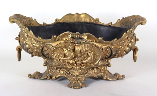 Antico centrotavola francese a forma ovale, in bronzo dorato, sbalzato e cesellato a motivi di volute floreali e medaglioni ovali