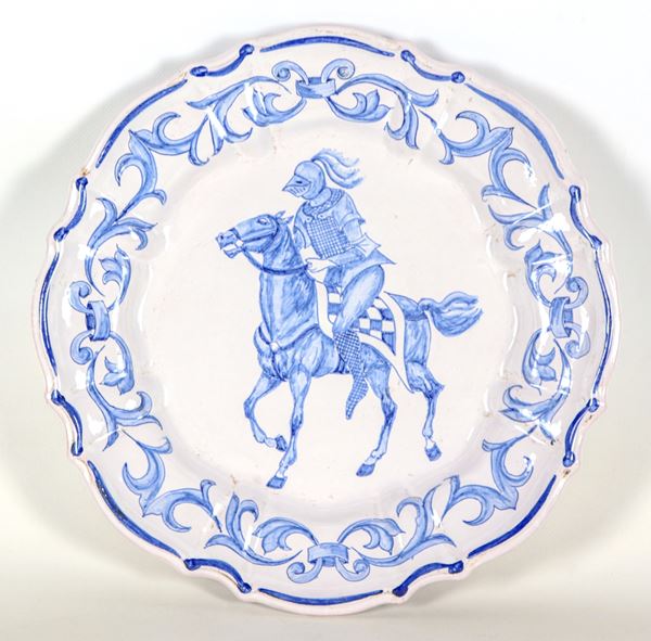 Grande piatto da muro in maiolica di Gubbio con decorazioni in blu a volute floreali , al centro "Cavaliere con corazza"