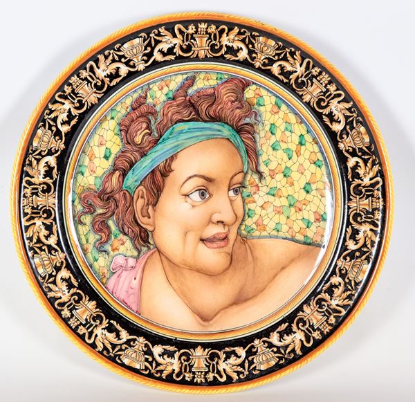 Grande piatto da parata in maiolica di Deruta, interamente decorato a varie policromie a volute e draghi, al centro figura decorativa della Cappella Sistina