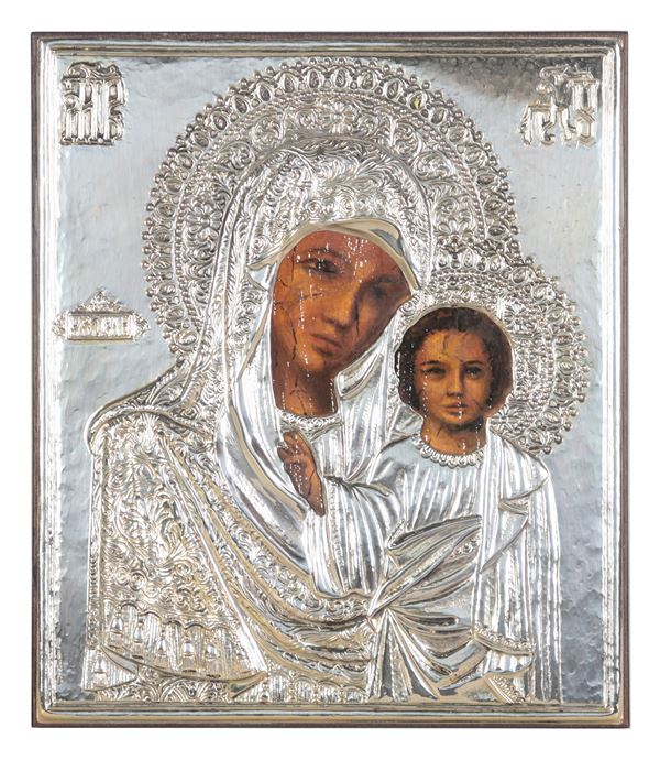 Icona "Madonna con Bambino" con rizza in argento Titolo 925 cesellato e sbalzato, cadute di colore