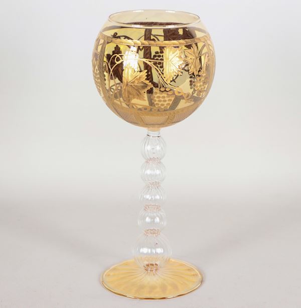 Murano blown glass cup, with relief engravings in pure gold with motifs of bunches of grapes