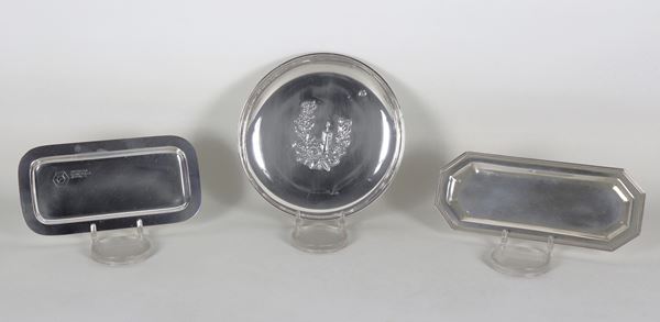 Lotto di tre vassoietti in argento, due rettangolari e uno tondo, gr. 450