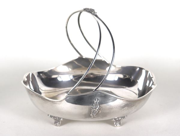 Piccolo cestino ovale in argento con manico ricurvo, sorretto da quattro piedini, gr. 260