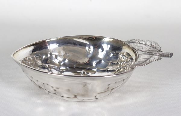 Ciotola a forma di guscio di noce in argento cesellato e sbalzato, gr. 230
