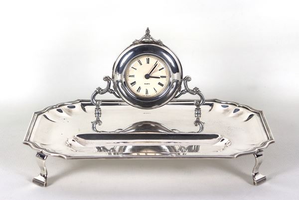 Octagonal tray in chiselled silver with clock and pen holder, supported by four curved feet, gr. 540
