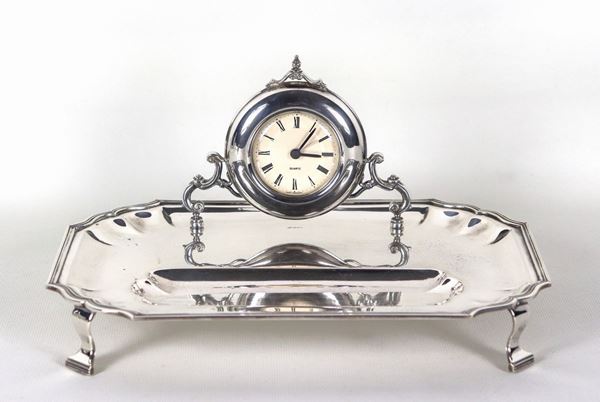 Octagonal tray in chiselled silver with clock and pen holder, supported by four curved feet, gr. 540