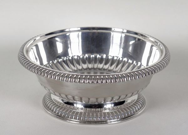 Bowl in chiseled and embossed silver with pods, gr. 330