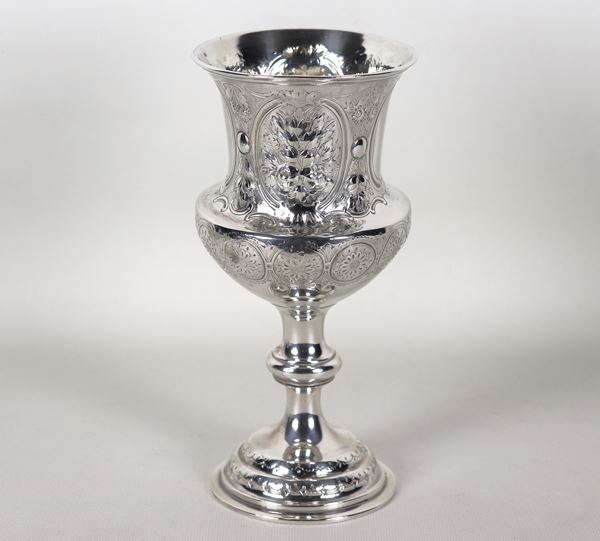 Ancient English silver chalice from the Queen Victoria period, chiseled and embossed with floral motifs and scrolls. Stamps Birmingham 1871, slight dents, gr. 340