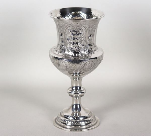 Ancient English silver chalice from the Queen Victoria period, chiseled and embossed with floral motifs and scrolls. Stamps Birmingham 1871, slight dents, gr. 340
