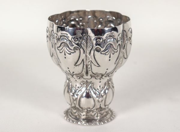 Antico bicchiere francese in argento cesellato e sbalzato a volute. Bolli Francia Fine XVIII Secolo, gr. 140