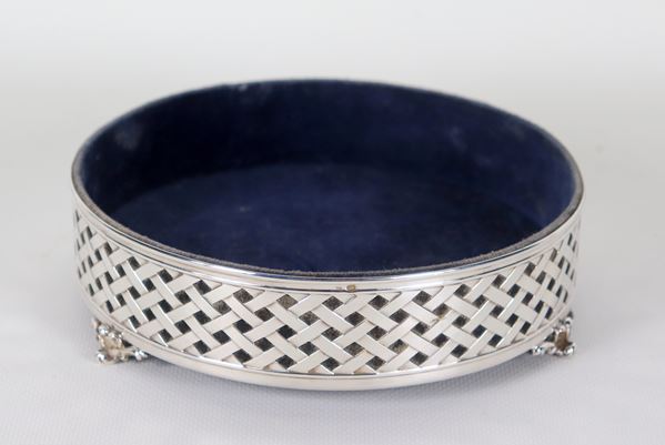 Svuotatasche tondo in argento Titolo 925, con bordo traforato, sorretto da tre piedini e fondo in velluto blu