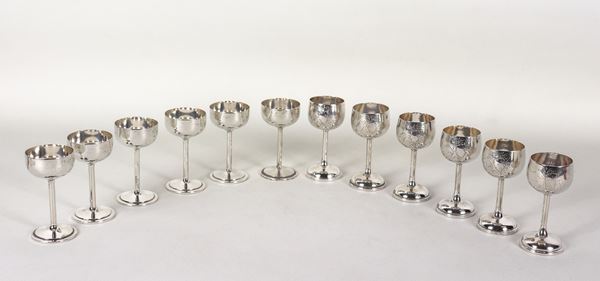 Lotto di dodici bicchierini a coppa in argento, sei leggermente più grandi, gr. 250
