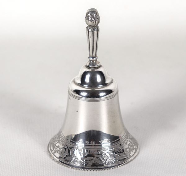 Campanello da tavolo in argento, con manico e bordo cesellati e sbalzati. Ventrella - Roma, gr. 120