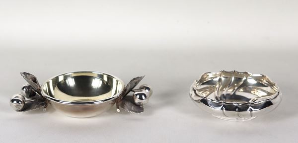 Lotto di due ciotole tonde in argento cesellato e sbalzato, una con manici a forma di grappoli di ciliegie, gr. 290