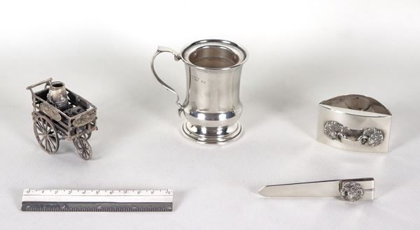Lot in chiselled and embossed silver of a model car, a ruler, a mouthpiece with 925 silver title, a napkin holder and a page holder (5 pcs), gr.260