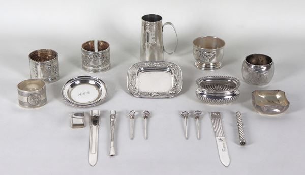 Lot in chiselled and embossed silver (19 pcs), gr. 420