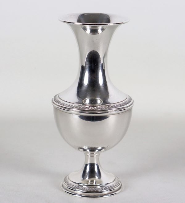 Chiseled and embossed silver amphora with Empire motifs, gr. 280