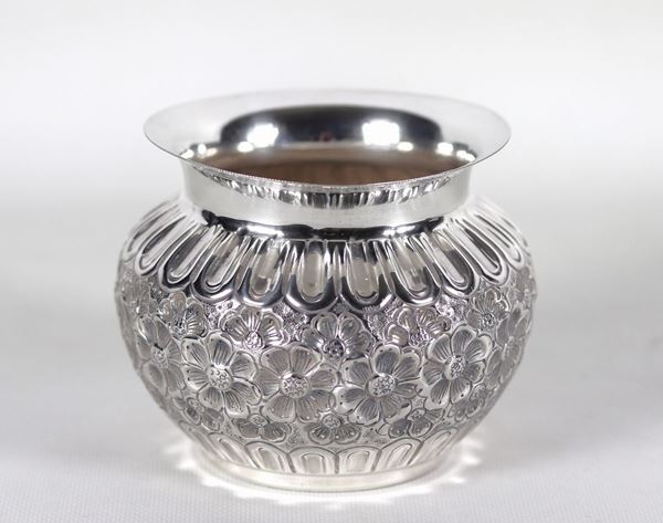 Small vase in 900 silver, chiselled and embossed with flower motifs, gr. 280