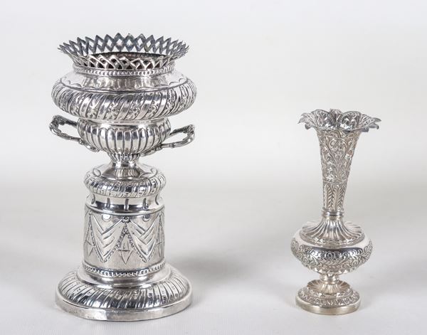 Lot in chiselled and embossed oriental silver of a cup-shaped incense burner and a flower vase (2 pcs), gr. 300