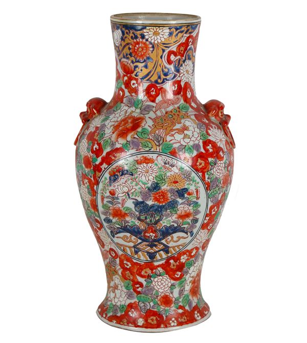 Vaso cinese in porcellana interamente decorato con smalti policromi a rilievo a motivi di fiori, volatili e draghi