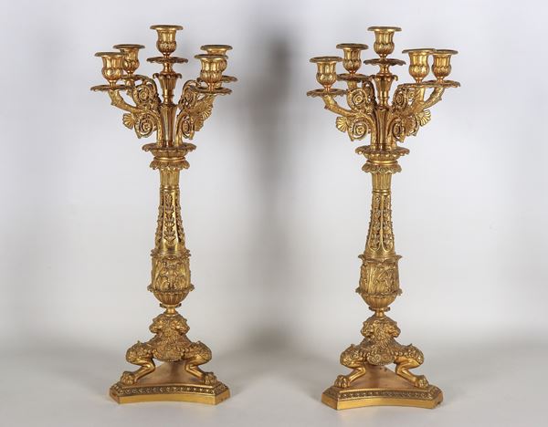 Coppia di antichi candelabri francesi Epoca Secondo Impero, in bronzo dorato, sbalzato e cesellato con basi triangolari, 5 fiamme ciascuno