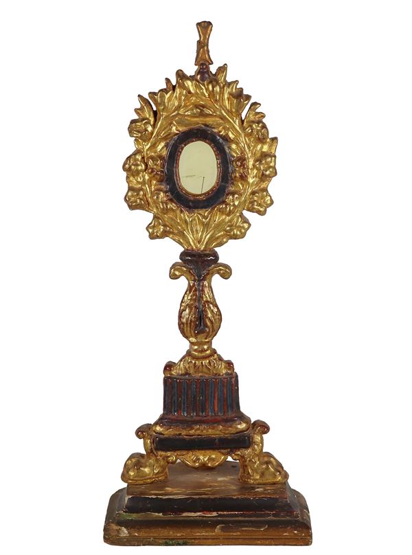 Antico reliquiario napoletano in legno dorato, laccato e intagliato a motivi Luigi XV, mancante della reliquia