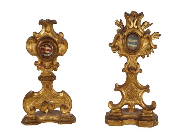 Lotto di due antichi piccoli reliquiari napoletani in legno dorato e intagliato a motivi Luigi XIV