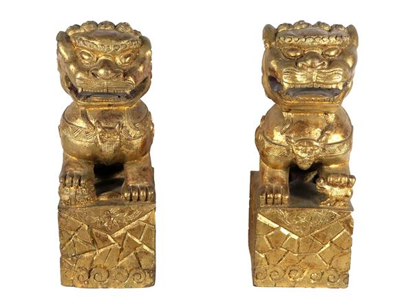 "Cani Foo", coppia di sculture cinesi in legno dorato e intagliato