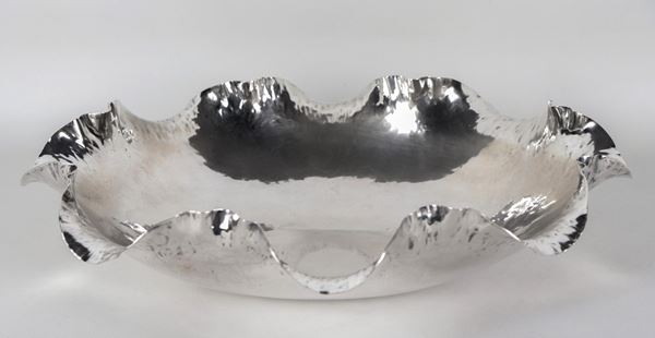 Oval fruit bowl in embossed and hammered silver, with jagged edge, gr. 860