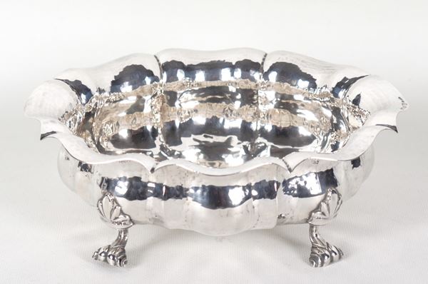 Piccolo centrotavola ovale in argento con bordo centinato, sorretto da quattro piedini leonini, gr. 460
