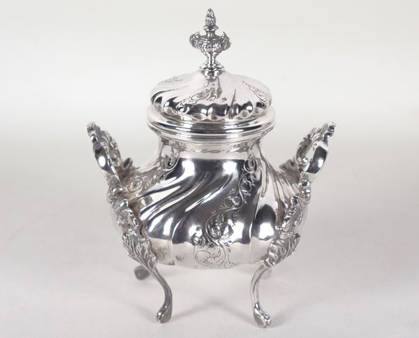 Sugar bowl in chiseled and embossed silver with torchon motif, two handles and four curved feet, gr. 375