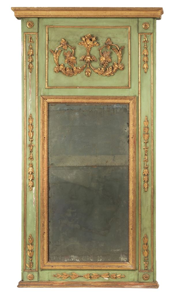 Antica grande specchiera Luigi XVI in legno laccato verde, con fregi a rilievo in legno dorato e intagliato a volute di foglie d'acanto, grappoli d'uva e calatine di fiori, specchio al mercurio