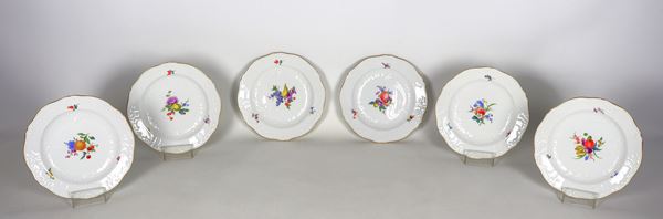 Lotto di sei piccoli piatti in porcellana Meissen, con decorazioni dipinte a rilievo a motivi di fiori e frutta, bordi in oro zecchino