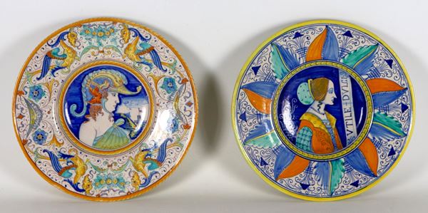 Lotto di due piatti in maiolica policroma Deruta  "Dama cinquecentesca" e "Dama con elmo". Anni '40-'50