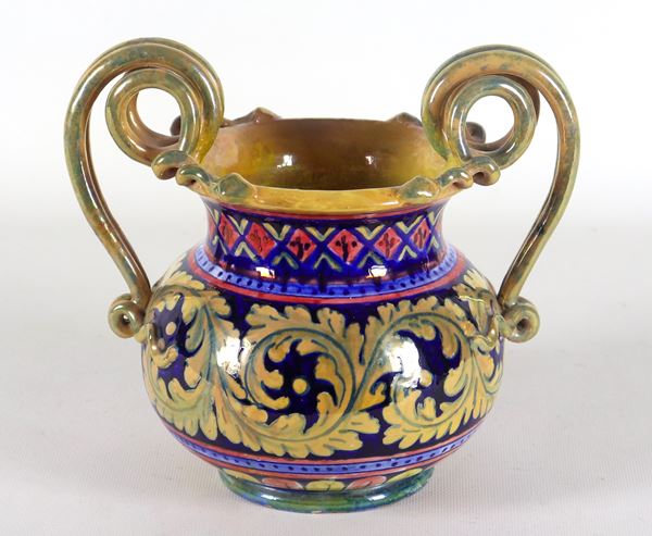 Piccola anfora con manici in maiolica lustrata Gualdo Tadino - Morroni e Tega, Anni '30, interamente decorata a volute di foglie d'acanto su fondo blu. Sul fondo della base incrinatura