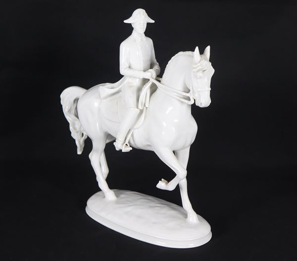 "Cavaliere", piccola scultura in porcellana bianca Vecchia Vienna