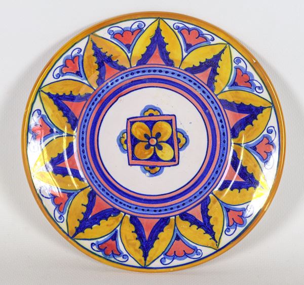 Piccolo piatto in maiolica lustrata Gualdo Tadino marcata Alfredo Santarelli (1874-1957), interamente variopinto a motivi di foglie e quadrifoglio centrale 