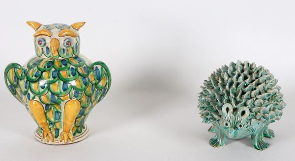 "Owl" and "Hedgehog", lot of two small sculptures in Sicilian majolica, entirely decorated and colorful