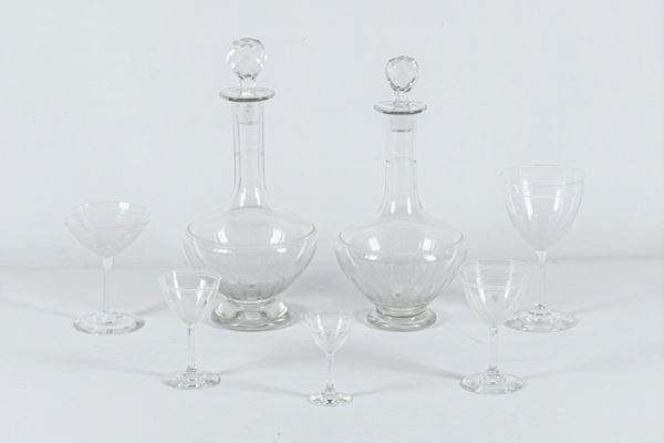 Crystal glass service with leaf motifs engravings