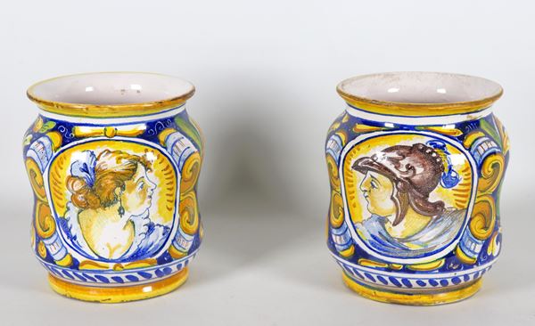 Coppia di albarelli in maiolica di Caltagirone interamente decorati e variopinti a volute di foglie e fiori, al centro medaglioni con "Soldato" e "Nobildonna" 