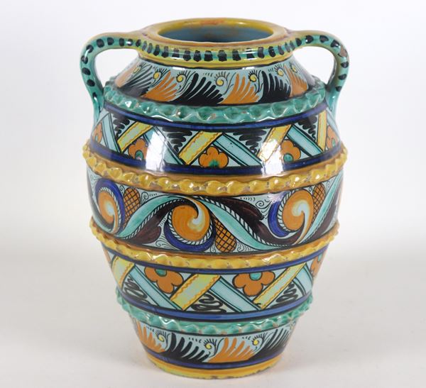 Anfora per acqua in maiolica italiana, interamente decorata a volute, fiori e motivi geometrici