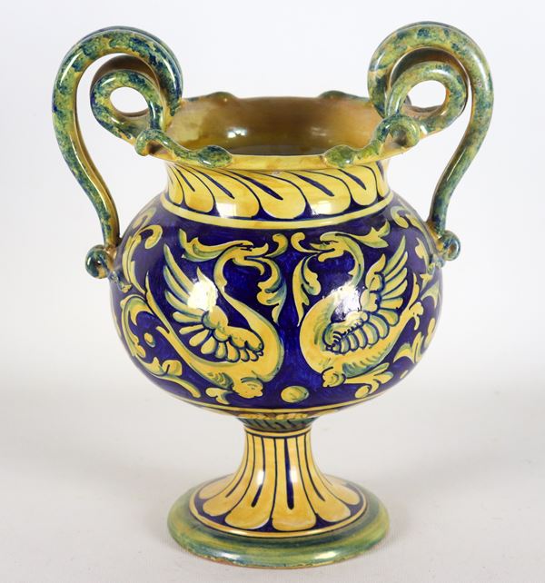 Anfora con manici in maiolica lustrata Gualdo Tadino - La Vincenzina Ceramiche, interamente decorata a motivi di cigni su fondo blu. Anni 1934-36