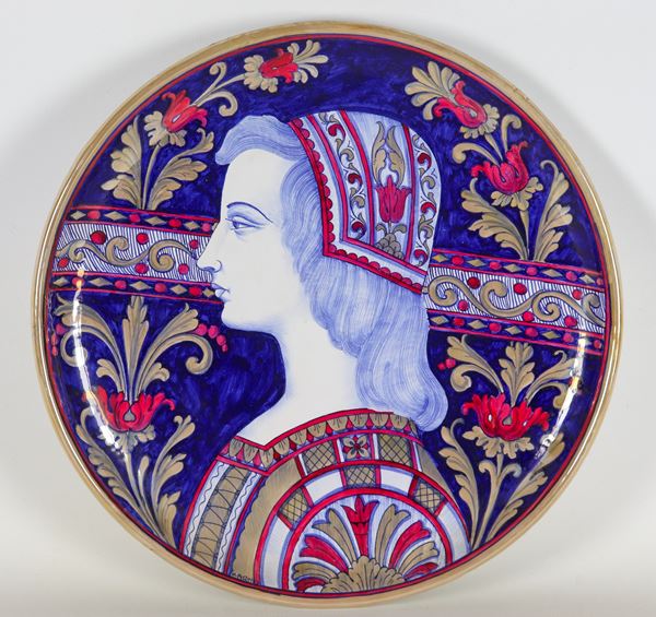 Large Gualdo Tadino glazed majolica parade plate, decorated in the center with a portrait of a sixteenth-century noblewoman. 1930s-40s